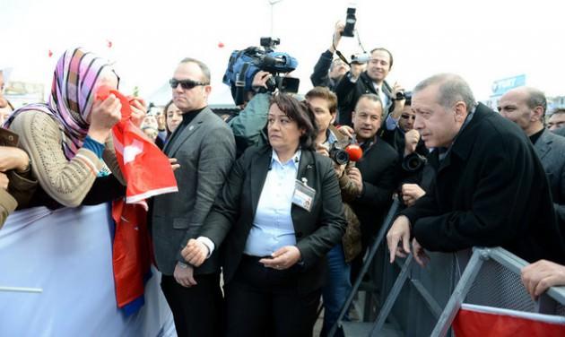 Başbakan Recep Tayyip Erdoğan, Balıkesir'de katıldığı toplu açılış töreninde kendisiyle görüşmek isterken elindeki Türk bayrağı'nı yere düşüren bir kadına görevlilerin yardımcı olmasını istedi... Görevlilerin yardım ettiği kadın bayrağı öperek teslim aldı...