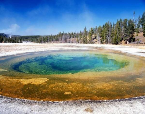 <p>Güzellik Havuzu, Yellowstone Ulusal Parkı, ABD Algler ve bakterilerle renkli bir görünüm kazanan göl.</p>