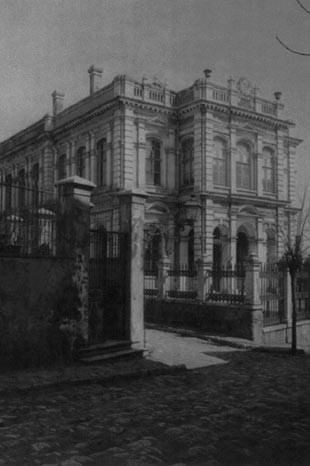 <p>Dünyaya yön veren devletlere başkentlik yapan İstanbul, her dönemin gücünü ve kültürel yapısını içinde barındırıyor. Bu güzel şehirde bir tarihi yolculuğa çıkmak ister misiniz? Yaşlılardan sürekli "Ah nerde o eski İstanbul" serzenişlerini çok fazla duymuşsunuzdur. Büyük devletlerin başkentliğini yapmış bu özel şehir, antik çağlardan günümüze kadar binlerce yılın kültürel etkilerini de hâlâ koruyor.</p>