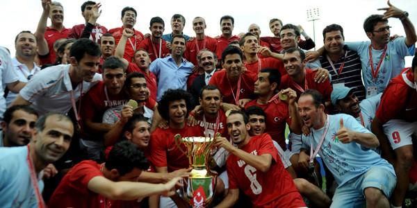 - Dünya İşitme Engelliler Futbol Şampiyonası final maçında Türkiye, Mısır'ı 1-0 yenerek şampiyon oldu. Ankara Ostim Stadı'nda yapılan maçta Türkiye'nin golünü 5. dakikada Hakan Erol kaydetti.