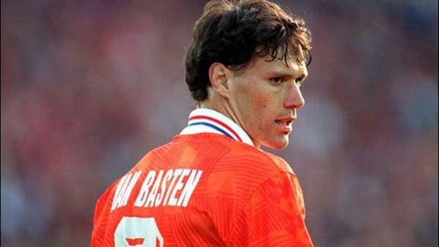 <p>Marco van Basten<br /><br />Farklı şut stili ve sert voleleriyle tüm zamanların en iyi golcüleri arasında gösterilen Marco van Basten de futbolculuk kariyerindeki en büyük çıkışı Ajax formasıyla yakalamıştı. Burada çıktığı 133 maçta 128 gol kaydeden ve 3 şampiyonluk yaşayan Hollandalı efsane santrafor, daha sonra Milan'a transfer olmuştu. İtalya'da da iki Şampiyonlar Ligi ve üç lig şampiyonluğu yaşayan Van Basten, henüz 28 yaşındayken yaşadığı ciddi sakatlık nedeniyle futbol hayatını erken sonlandırmak zorunda kalmıştı. Buna rağmen oynadığı süreçte 277 gol kaydeden Hollandalı, 3 kez FIFA Altın Top Ödülü'nün de sahibi oldu. </p>
