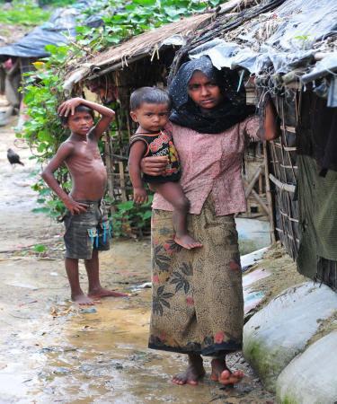 Bunlar ise gerçekten Arakan ile alakalı fotoğraflar... Bangladeş'teki sığınma kampında kalan Arakanlı Müslümanların çocuk çocuk perişan haldeki durumları karelerde gözler önüne seriliyor.