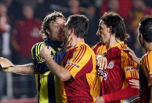 21-Fenerbahçe 0 - Galatasaray 0 -- 22 Mayıs 1963 -- "Dün Dolmabahçe Stadı'nı dolduran 41 bin 801 seyircinin pek çoğu tam kadrolu Fenerbahçe'nin sekiz eksikli Galatasaray'ı kolay, hatta farklı yeneceğini tahmin etmişti." diye yazıyordu Rıdvan Yelekçi maçtan sonra. Öyle olmadı.