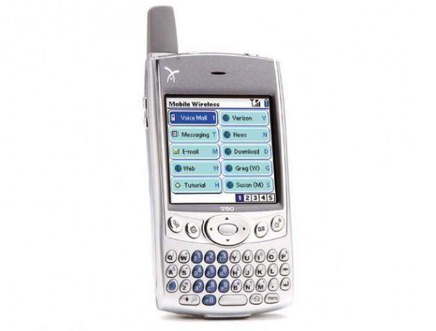 <p>Treo 600 - Palm şirketinin 2003 yılında cep telefonu piyasasına girmeye karar vermesiyle, akıllı telefon izleri taşıyan bir diğer cihaz, Treo 600 ortaya çıktı. Özelliği, kamerası ve MP3 çalma özelliğinin bulunmasıydı. İşletim sistemi iOS ve Android için temel oluşturan Treo 600, maalesef rekbaet ortamında erken havlu attı.</p>