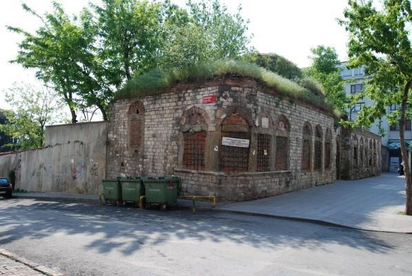 <p>Benlizade Ahmed Raşid Efendi Türbesi<br /><span><br /> Darüşşafaka Caddesi Çarşamba - Fatih</span></p>