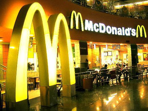 Marka: McDonald’s 2011 sıralaması: 6 Sektör: RESTORAN 2012 marka değeri: 40 MİLYAR DOLAR Marka değerindeki değişiklik (%):13