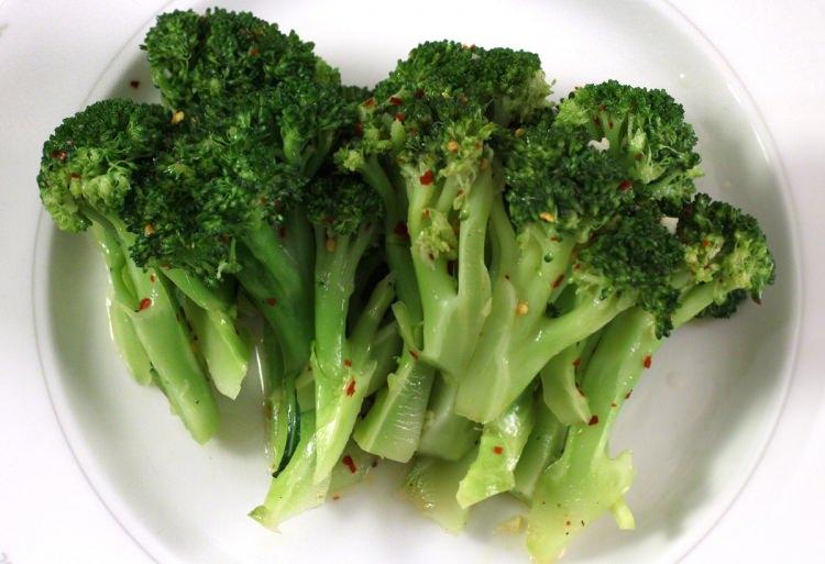 <p><strong>BROKOLİ</strong></p>

<p>Brokoli A, C ve E vitamini içerir. Aynı zamanda bağışıklık sistemini korur ve antibiyotik özelliğe sahiptir. 100-200 gram brokoli öğünlerde haşlanarak tüketilebilir.</p>
