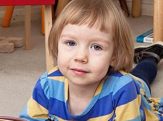 Ana dilleri Rusça olan Vitaly ve Tatiana Amos'un 3 yaşındaki kızları Alice üstün zekâ testlerine ikinci dili olan İngilizceyi kullanarak girdi. Altı ay önce konuşmaya başlayan Alice için babası "Bu baraj kapaklarının açılması gibiydi. Konuşmayı öğrendikten sonraki altı ayda bir dâhi ortaya çıktı" diyor.