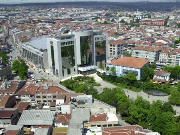<p><strong>BAYRAMPAŞA'DA KAMUOYU DESTEĞİ AK PARTİLİ BAŞKANDAN YANA</strong><br /><br />Bayrampaşa'da AK Parti'nin sürekli elinde tuttuğu ilçelerden birisidir. Balkan göçmenlerin yoğun olarak yaşadığı ilçede, mevcut AK Partili belediye başkanı Atilla Aydıner'in bölge halkına yönelik faaliyetlerinin kamuoyu desteğinin canlı tutulmasına katkısı olduğu görülüyor. Son genel ve yerel seçimlerde CHP'nin çok önünde olan AK Parti, 2014 yerel seçimlerini büyük bir sorun yaşamadan kazanacaktır.</p>