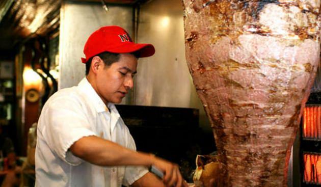 <p>Bu da fast food alanında yerli lezzet markaları yarattı. Bu fırsatı görenler döner sektörüne yatırım yapıyor. Fast food sektörünün genellikle franchising vererek büyüdüğü düşünülünce, bir marka kendi ekosisteminde onlarca yeni girişimci çıkarıyor.</p>