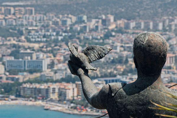 Ekonomik gelişmişlikte ilk onda yer alan Antalya, Denizli ve Tekirdağ ise bu gelişmişliklerini sosyal ve çevre boyutlarına taşıyamayan iller arasında bulunuyor.