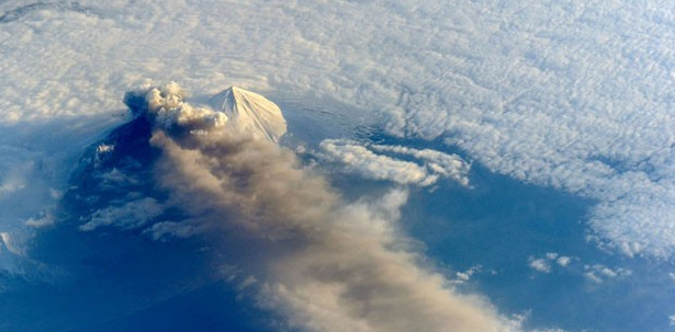 <p>Astronotlar Mayıs 2013 tarihli fotoğrafta Alaska'daki Pavlof Volkanı'ndan çıkan külleri görüntülüyor.</p>