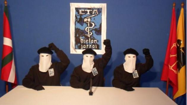 İspanya'da ETA sorunu  İspanya'da Bask bölgesinin bağımsızlığı için mücadele eden ETA (Bask Vatanı ve Özgürlüğü) örgütü de, 2011'de silahlı faaliyetlerine son verdiğini açıkladı. Silah bırakma kararının ardından hükümete müzakere çağrısında bulunan ETA, ''Teröristle görüşmeyiz'' yanıtıyla karşılaştı.  İspanya'da Franco döneminde özerkliği feshedilen Bask bölgesinde yaşayanların bu dönemde ana dillerini konuşmaları yasaklandı ve siyasi haklarının ellerinden alındı. İspanya'nın kuzeyi ile Fransa'nın güneybatısında bağımsız bir devlet kurmak amacıyla 1959'da kurulan ETA, önce Franco'ya karşı mücadele verdi, sonrasında eylemlerini geçiş dönemi İspanya'sında da sürdürerek kanlı bir terör örgütü haline geldi.