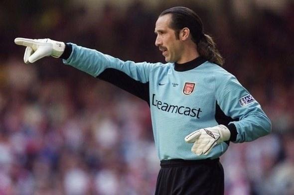 <p>David Seaman<br />
<br />
İngiltere ve Arsenal'in efsane kalecisi Seaman evinde televizyon izlerken kumandaya uzanmaya çalışıp ayağını kırmıştı. Bu nasıl başardı? Hala merak konusu...</p>
