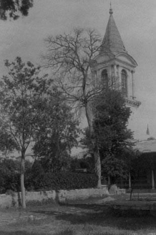 <p>Dünyaya yön veren devletlere başkentlik yapan İstanbul, her dönemin gücünü ve kültürel yapısını içinde barındırıyor. Bu güzel şehirde bir tarihi yolculuğa çıkmak ister misiniz? Yaşlılardan sürekli "Ah nerde o eski İstanbul" serzenişlerini çok fazla duymuşsunuzdur. Büyük devletlerin başkentliğini yapmış bu özel şehir, antik çağlardan günümüze kadar binlerce yılın kültürel etkilerini de hâlâ koruyor.</p>