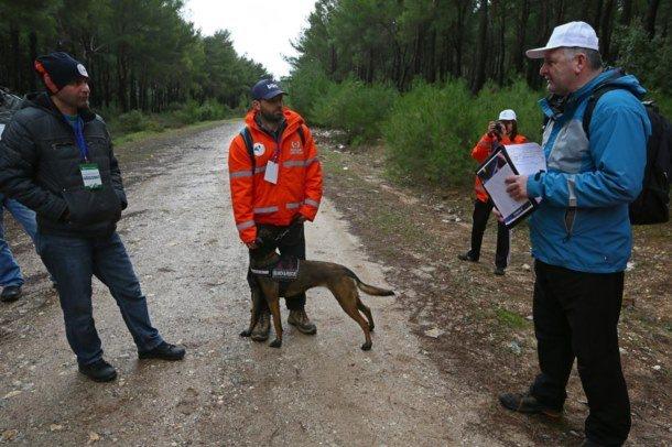 <p>Yıldırım, arama kurtarma eğitimi almış köpeklerin göreve hazır olduğunu girdikleri sınavda sergiledikleri başarıyla gösterdiğini kaydederek, "Sınavlarda başarılı olanlar uluslararası arama kurtarma sertifikası almaya hak kazanıyor. Sınavlarda itaat ve eğitim becerileri değerlendiriliyor" dedi.</p>
