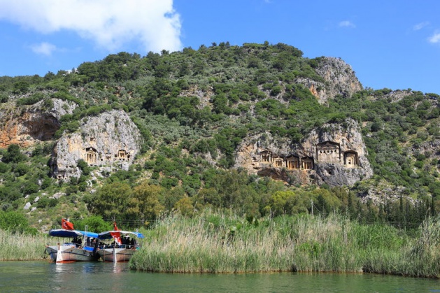 <p>Muğla'nın büyük bir tarihi ve kültürel zenginliğe sahip olduğunu kaydeden Muğla Sıtkı Koçman Üniversitesi (MSKÜ) Edebiyat Fakültesi Arkeoloji Bölümü Öğretim Üyesi ve Kral Hekatomnos Kazı Alanı Koordinatörü Yrd. Doç. Dr. Abuzer Kızıl ise son yüzyılın en önemli tarihi eserleri arasında değerlendirilen Karia Kralı Hekatomnos'a ait mezar ve çevresinde Kültür ve Turizm Bakanlığı tarafından başlatılan kazı ve restorasyon çalışmalarının sürdüğünü söyledi.</p>