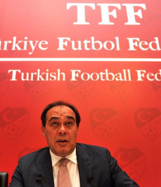 <p><strong>30 NİSAN: TFF 16 KULÜBÜ PFDK’YA SEVKETTİ</strong><br />TFF, Şike Soruşturması kapsamında 16 kulübü PFDK’ya sevketti. Bunlar arasında Galatasaray, Bursaspor gibi kulüplerin de olması yeni bir tartışmaya yol açtı. 22 maç ‘şüpheli’ bulundu. Başkan Yıldırım Demirören, “Şike ve teşvik bulgusuna rastlanmaması sevindirici” dedi. Bu arada çok tartışılan 58. Madde değiştirildi. Teşebbüse küme düşme cezası kaldırıldı. Ayrıca cezaların 1 yıl ertelebilmesine olanak tanındı.</p>