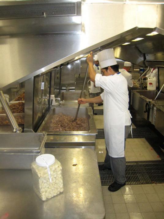 <p>Kominin eline ayda ortalama 2 bin 500 dolar geçiyor.</p>