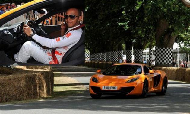 Hamilton, McLaren MP4-12C'nin direkiyonunda... 592 beygir gücündeki bu hiper otomobil sizi koltuğunuza çivileyecek kadar hızlı.