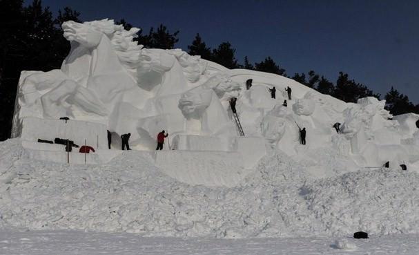 Çin'de gerçekleşen 'Jingyue Snow World Festival' adlı geleneksel kar festivalinde dev binalar inşa edildi. Binaların özelliği ise hepsinin kardan yapılması... 200 kilometrekarelik bir alanda gerçekleşen festival için onlarca sanatçı günlerce çalıştı. Heykeller, gece de ışıklandırılarak görsel bir şölen sunuyor.