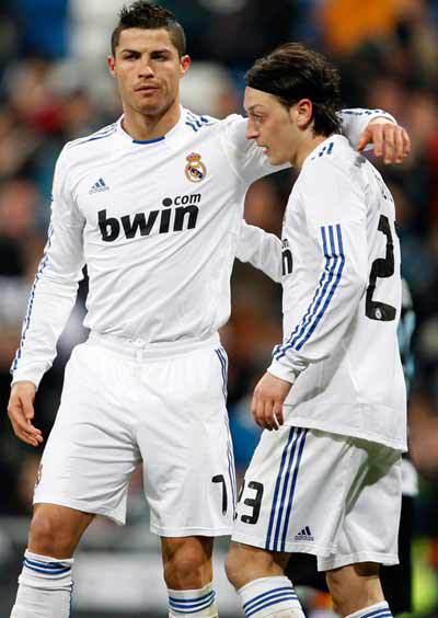 <p><strong>MESUT ÖZİL</strong><br />
"Ronaldo yakın arkadaşım. Ayrıca dinime karşı saygılı. Ben Kur’an okuduğum zaman saygı gösteriyor. Kur’an duymak hoşuna gidiyor”</p>
