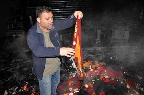 Galatasaray Store mağazasına gelen bir grup Galatasaraylı taraftar, Fenerbahçe’nin şampiyonluk kutlamaları sırasında zarar gören mağaza önünde gece nöbeti tuttu.