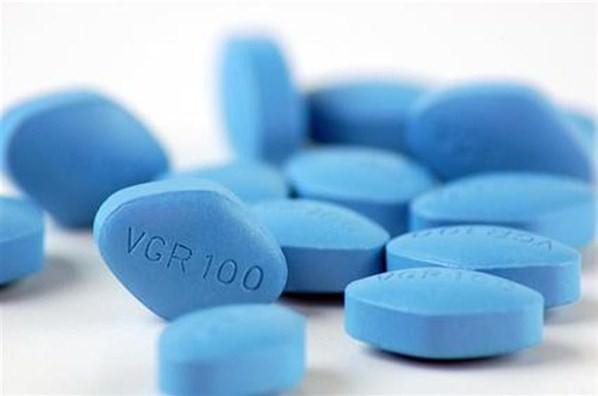 Göğüs ağrısının tedavisinde kullanılmak üzere üretilen Viagra’nın yan etki olarak ereksiyona sebep olduğu görülünce, asıl kullanım alanı ereksiyon sorunlarının tedavisi oldu.