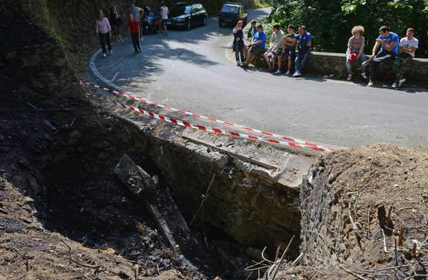 İtalya'da gerçekleştirilen bir ralli büyük bir trajediye sahne oldu. Yoldan çıkan araç yanarak kül oldu. Aracın içinde bulunan 10 yıldır beraber yaşayan nişanlı çift yani pilot ve yardımcısı yanarak feci şekilde can verdi.