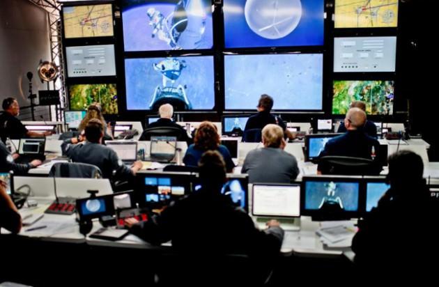 — Balonla yapılan bir insanlı uçuşta bugüne kadar kullanılan en büyük balonla atlayışı yapacağı yüksekliğe çıkan Baumgartner, 4 dakika serbest düşüş yaptı. Bu sürenin ardından paraşütünü açtı ve atlayışa başladıktan 15 dakika sonra iki ayağının üzerine iniş yaptı.
