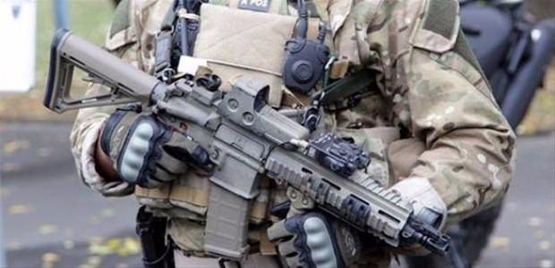 <p>HK416, M4 ile kıyaslandığında daha uzun atış ömrüne sahip bir namlusu bulunur. M4A1'de yaşanan aşırı ısınma problemi, barut gazlarının dipçikten değil, namludan tahliyesini sağlayan pistonlu sistem sayesinde aşıldı.</p>
<p> </p>