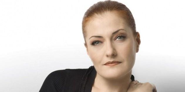 <p>İstanbul Üniversitesi Arkeoloji bölümünü bitirdi. Ardından yüksek lisans yapmak üzere Viyana Üniversitesi'ne gitti, ancak bir yıl sonra geri döndü</p>
