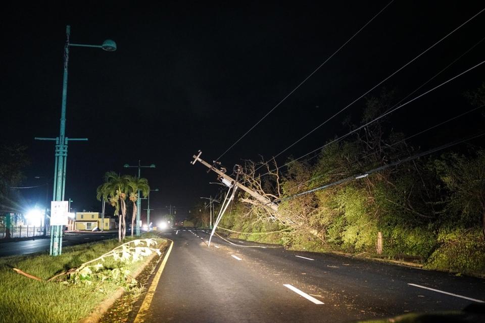 <p>Porto Riko’nun güney doğusundaki Yabucoa bölgesinde kategori 4 şiddetinde etkili olan Maria Kasırgası tüm adanın elektriksiz kalmasına yol açtı.</p>
