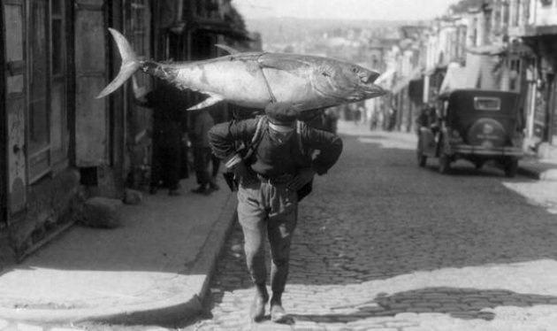 <p>Orkinos taşıyan hamal (1933 - Akaretler. Beşiktaş)</p>