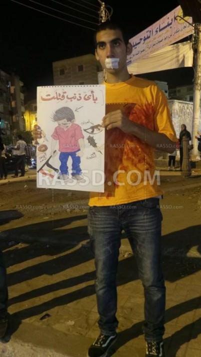 <p>El Ezher bug&uuml;nk&uuml; g&ouml;sterilerle ilgili uyarı a&ccedil;ıklaması yaptı. Şiddet olaylarına karşı &ccedil;ağrıda bulundu.(Pankartta 'Hangi su&ccedil;tan dolayı &ouml;ld&uuml;r&uuml;ld&uuml;' yazıyor)</p>