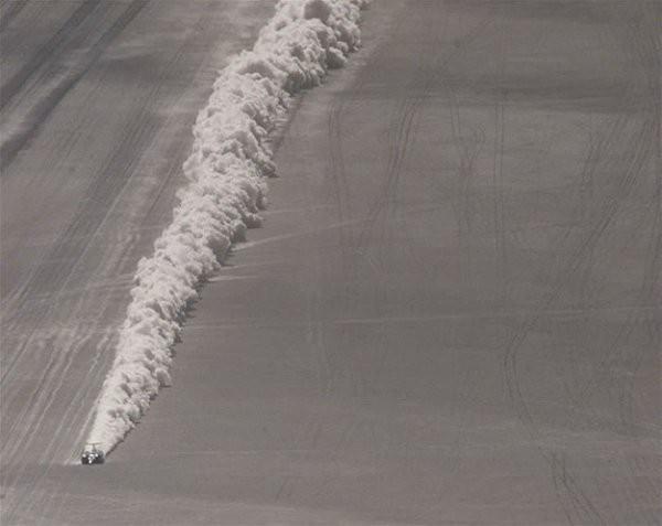 <p>En hızlı araba Kraliyet Hava Kuvvetleri'nden bir savaş pilotunun kullandığı Thrust SSC adlı, jet yakıtı yakan otomobil, 1997'de Nevada'da Black Rock çölünde ses bariyerini aşmış ve 763 millik hıza ulaşmıştı.</p>