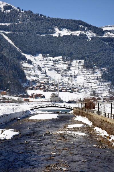8- Uzungöl/Trabzon: Yamaçlardan düşen kayaların Haldizen deresinin önünü kapamasıyla oluşmuş. Trekking, kuş gözlemi ve botanik turlar yapılıyor, civardaki yaylalara gezi düzenleniyor. Çamlarla kaplı bölge kış sporları bakımından da önemli bir merkez. Kasım-nisan ayları arasında karla kaplıdır. Yılın beş ayı karlar altında kalıyor.
