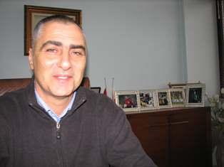 ALİ AYDIN (ZAMAN): "HAKEM AKTİF VE DOĞRU" - Çok sarı kart olan karşılaşmada gösterdiği sarı kartlarda haklıydı. Birkaç tane yanlış köşe vuruşu kararı verse de mücadelenin genelinde iyiydi. Fenerbahçe’nin kazandığı penaltıda tamamıyla 2 No’lu Yardımcı Hakem William Conquer’in katkısı var. Önceki geceki Real Madrid-Galatasaray maçında benzer elle oynama devam ettirilmişti. Burada doğru karar verildi. Havadan yere doğru düşen topta Lazio’lu futbolcu Stefan Radu, yere doğru gelen topa kolları açık bir şekilde parmaklarıyla teması var. Net penaltı kararı doğruydu. Onazi’nin gördüğü kırmızı kart öncesi her iki sarı kart da aynı şekilde doğru hakem yorumlarıydı. Sonuç olarak baktığımızda hakemlerin oyuna aktif ve doğru şekilde sonuca tesir eden kararlarını gördük