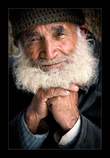 <p>İzinsiz sefere gitmemek.<br />Hacca giderken, muhtaç olmayan ana-babadan izin almak sünnettir.<br />Ana-baba muhtaç ise, izinsiz gitmek haramdır. Ana-babası muhtaç olmayan, onlardan izinsiz farz olan hacca gidebilir. Fakat nafile olan hacca izinsiz gidemez. (Redd-ül Muhtar)</p>