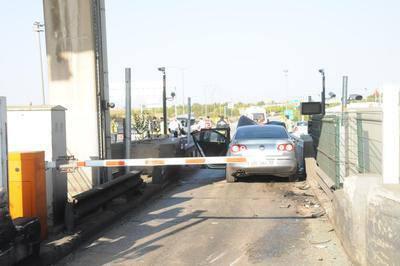 8- KGS’de indirim var mı? OGS ve HGS’deki indirim KGS’de yok. Dolayısıyla İstanbul Köprüsü’nden geçecek olan bir otomobil OGS ile 3 lira 40 kuruşa geçerken; KGS ile 4 lira 25 kuruşa geçmekte. İndirim konusunda tek istisna motosiklet kullanıcıları. KGS’de bile olsa motosikletler yüzde 20’lik indirimden yararlanabiliyor. Ancak bunun için 6. Sınıf motosiklet KGS kartı almaları gerekiyor.