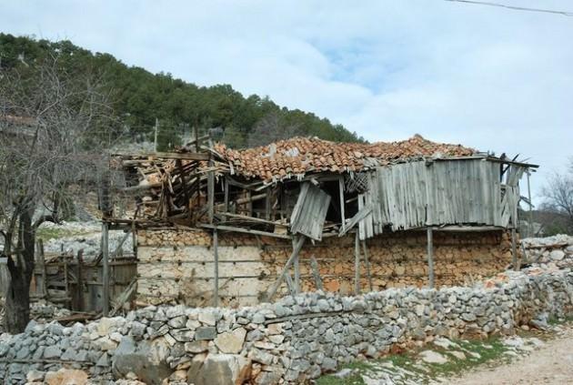 Selçuklular Dönemi'nde İpek Yolu'nun güvenliğini sağlamak amacıyla kurulan Sarı Hacılar Köyü'nde tarihi binalar restore ediliyor