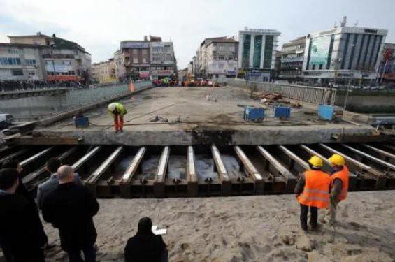 "BETON KÜTLELER PİSTONLARLA ÇEKİLECEK" Uygulamada kullanılan teknikten de bahseden Abdurahman Uçak, "Kütle pistonlar vasıtasıyla geri çekilecek. Piston boylarının da 7 metre olduğu için bloklar halinde kesilerek yıkım gerçekleşecek. Pistonlar vasıtasıyla kütleyi dakikada yaklaşık 10-15 santim çekiyoruz. Köprünün altına yapılan çelik iskeleler sayesinde yıkılma tehlikesi bulunmuyor" dedi.