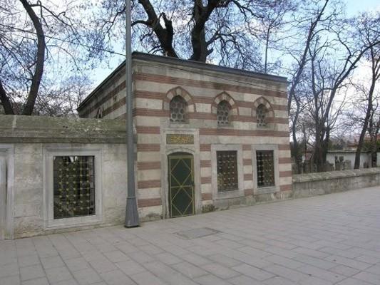 <p>Pir Ahmed Edirnevi Türbesi</p>
<p>Cezeri Kasım Mahallesi Defterdar Caddesi - Eyüp</p>