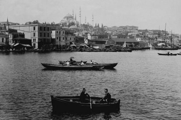 <p>Dünyaya yön veren devletlere başkentlik yapan İstanbul, her dönemin gücünü ve kültürel yapısını içinde barındırıyor. Bu güzel şehirde bir tarihi yolculuğa çıkmak ister misiniz? Yaşlılardan sürekli "Ah nerde o eski İstanbul" serzenişlerini çok fazla duymuşsunuzdur. Büyük devletlerin başkentliğini yapmış bu özel şehir, antik çağlardan günümüze kadar binlerce yılın kültürel etkilerini de hâlâ koruyor.</p>