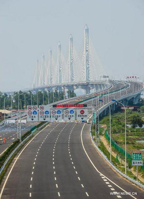 Dünyanın en uzun ve geniş asma köprüsünün inşaatı Çin’in Shaoxing kentinde tamamlandı.