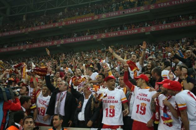 FRANCE FOOTBALL (FRANSA) *GALATASARAY ŞAMPİYONLUĞUNU KORUDU
