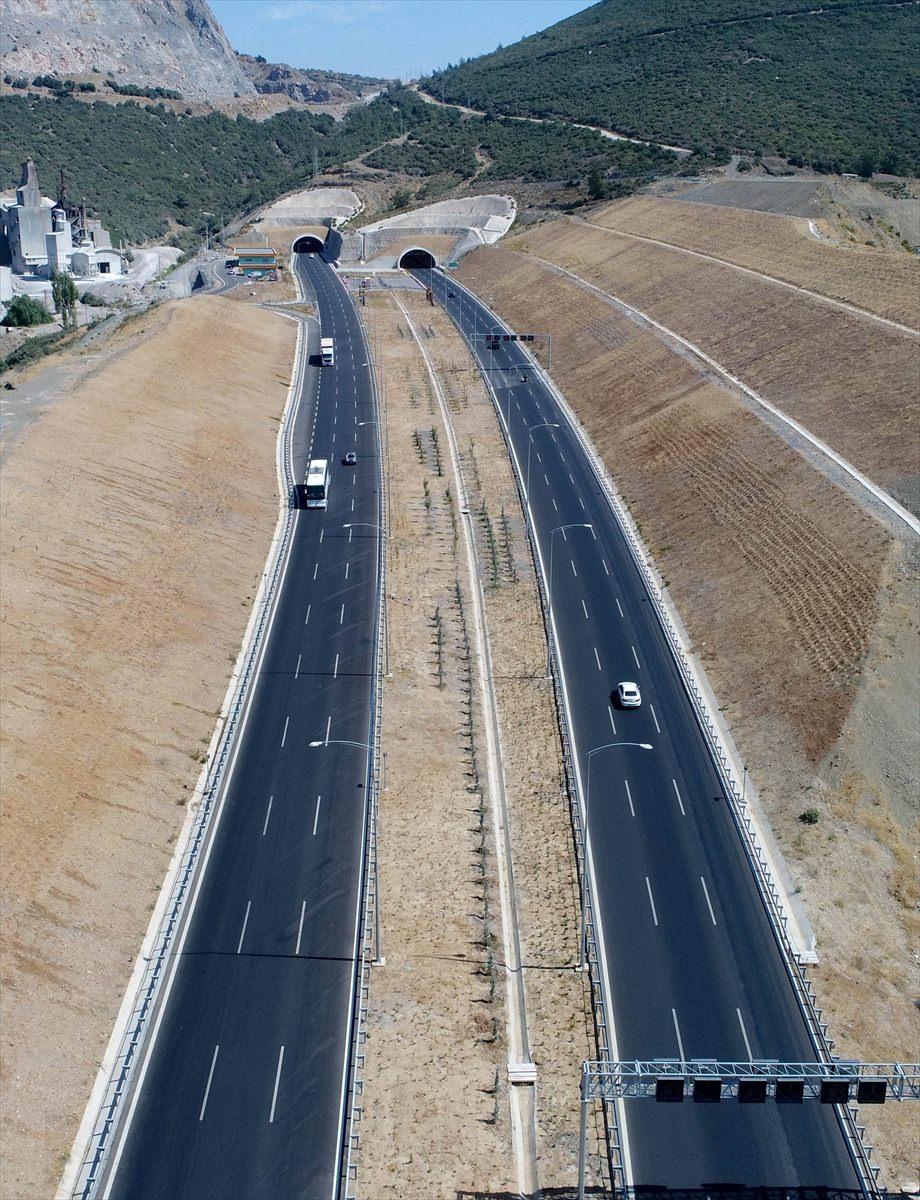 <p>Başbakan Binali Yıldırımı'ın 2013 yılında Ulaştırma, Denizcilik ve Haberleşme Bakanlığı döneminde ilk kazma vurulan herbiri bin 671 metre uzunluğundaki 2 tünel, geçtiğimiz martta düzenlenen törenle hizmete alındı. Tünelin yanı sıra İstanbul-Bursa-İzmir Otoyolu'nun İzmir kesiminde 26 kilometre uzunluğundaki karayolu da hizmete açıldı. </p>