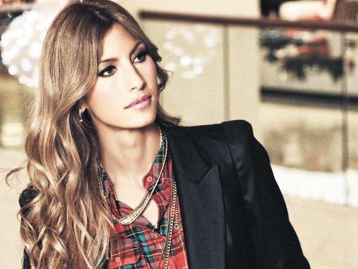 <p>Manken - Oyuncu Çağla Şıkel, uzun yıllardır saç tokası koleksiyonu ile biliniyor. </p>