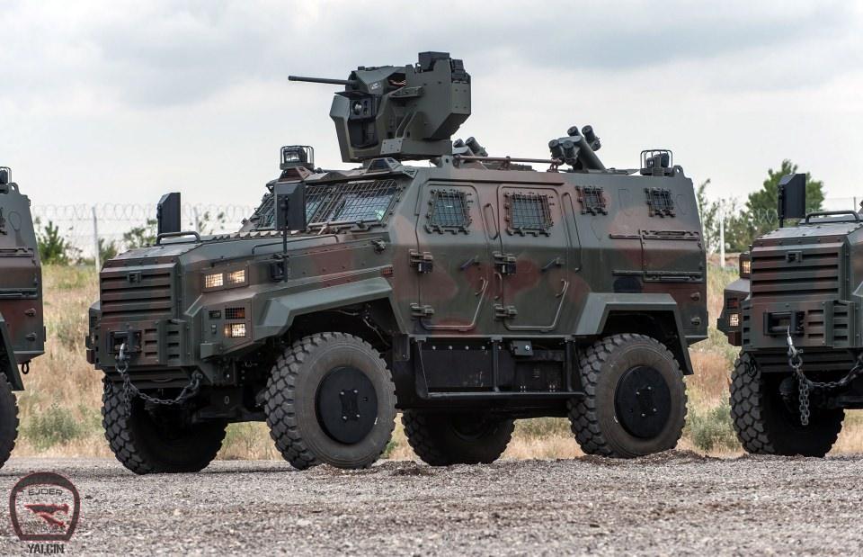 <p>4 ton taşıma kapasitesi ve özgün araç kontrol yazılımı sayesinde farklı faydalı yükler entegre edilebilmekte ve bu sayede Ejder Yalçın 4×4 platformu farklı uygulamalara yönelik olarak özelleştirilebilmektedir. </p>
