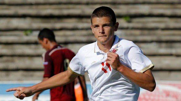 <p>Dejan Joveljic (Sırbistan)<br />
<br />
Red Star Belgrad<br />
<br />
Santrfor<br />
<br />
1999</p>
